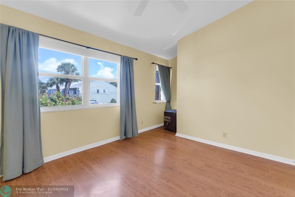 For Sale: $425,000 (2 beds, 1 baths, 1060 Square Feet)