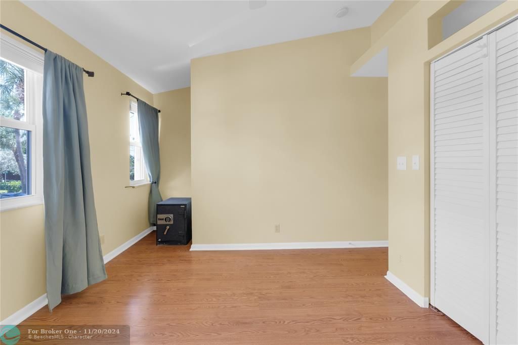 For Sale: $425,000 (2 beds, 1 baths, 1060 Square Feet)