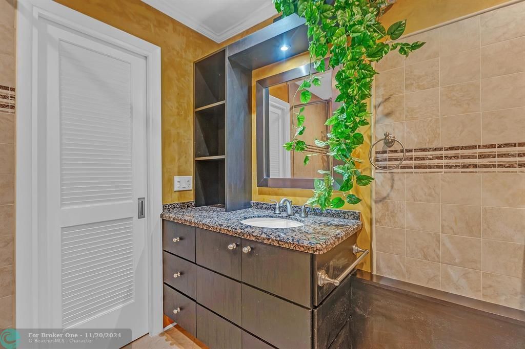 For Sale: $425,000 (2 beds, 1 baths, 1060 Square Feet)