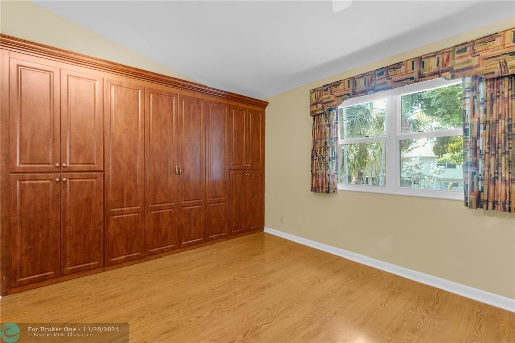 For Sale: $425,000 (2 beds, 1 baths, 1060 Square Feet)