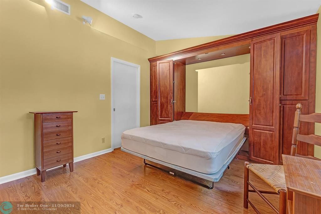 For Sale: $425,000 (2 beds, 1 baths, 1060 Square Feet)