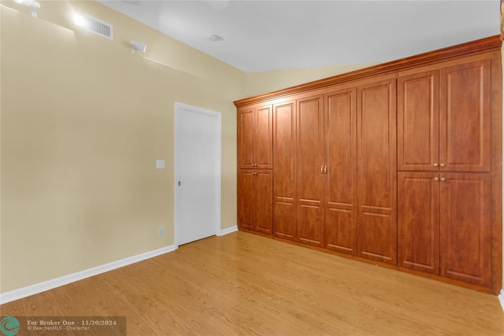 For Sale: $425,000 (2 beds, 1 baths, 1060 Square Feet)