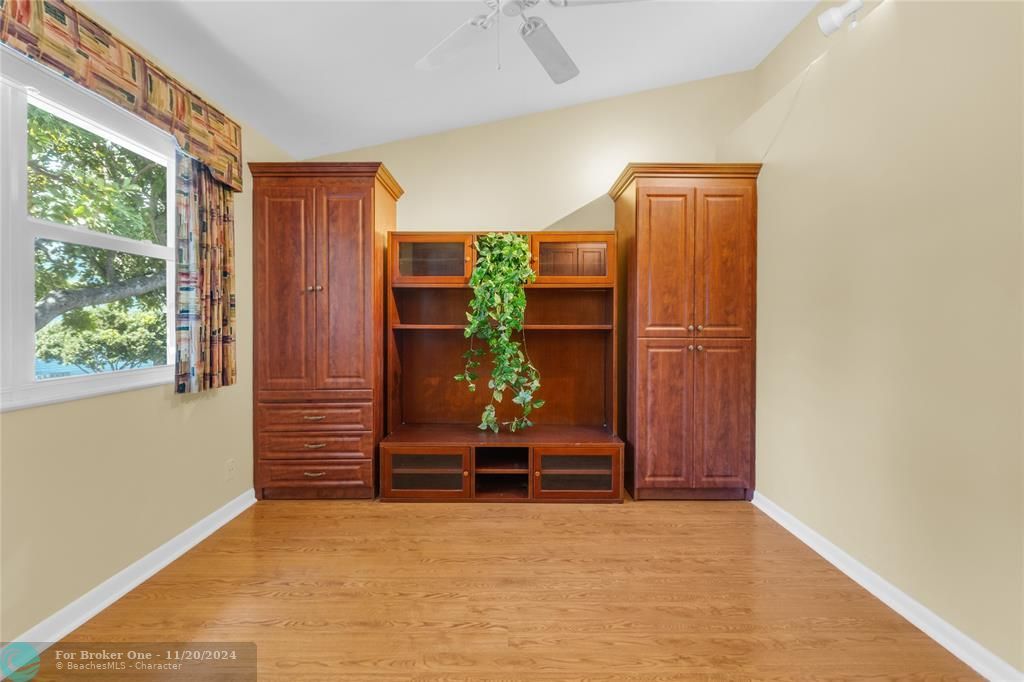 For Sale: $425,000 (2 beds, 1 baths, 1060 Square Feet)