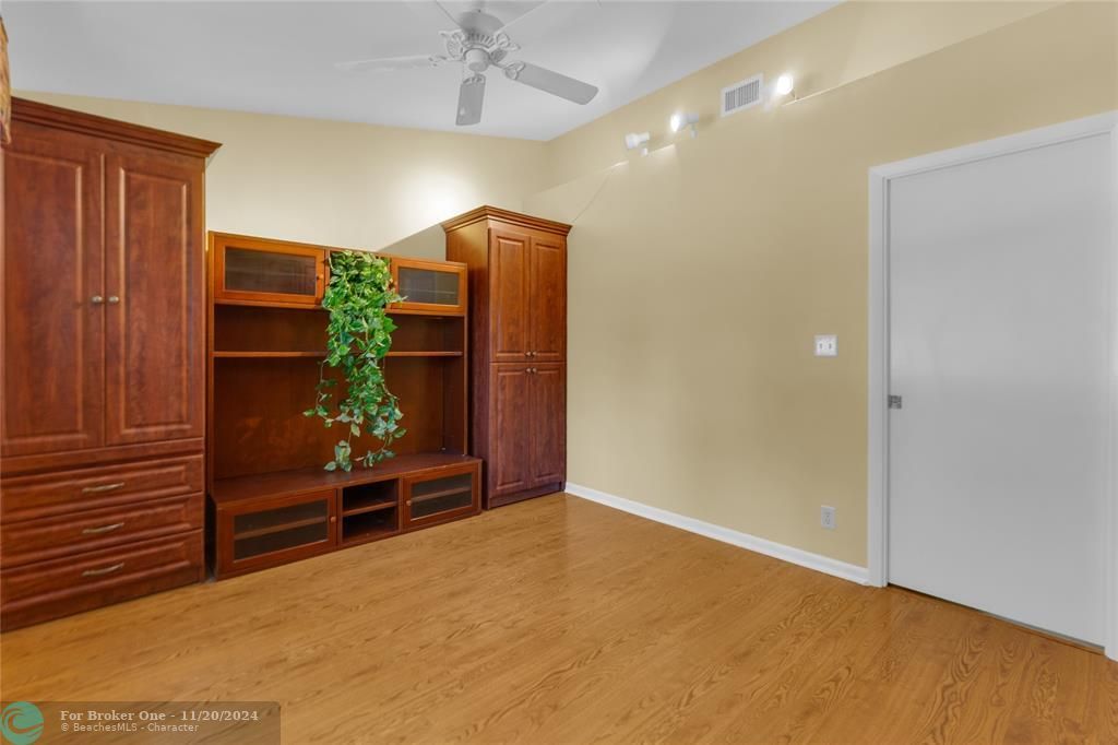 For Sale: $425,000 (2 beds, 1 baths, 1060 Square Feet)