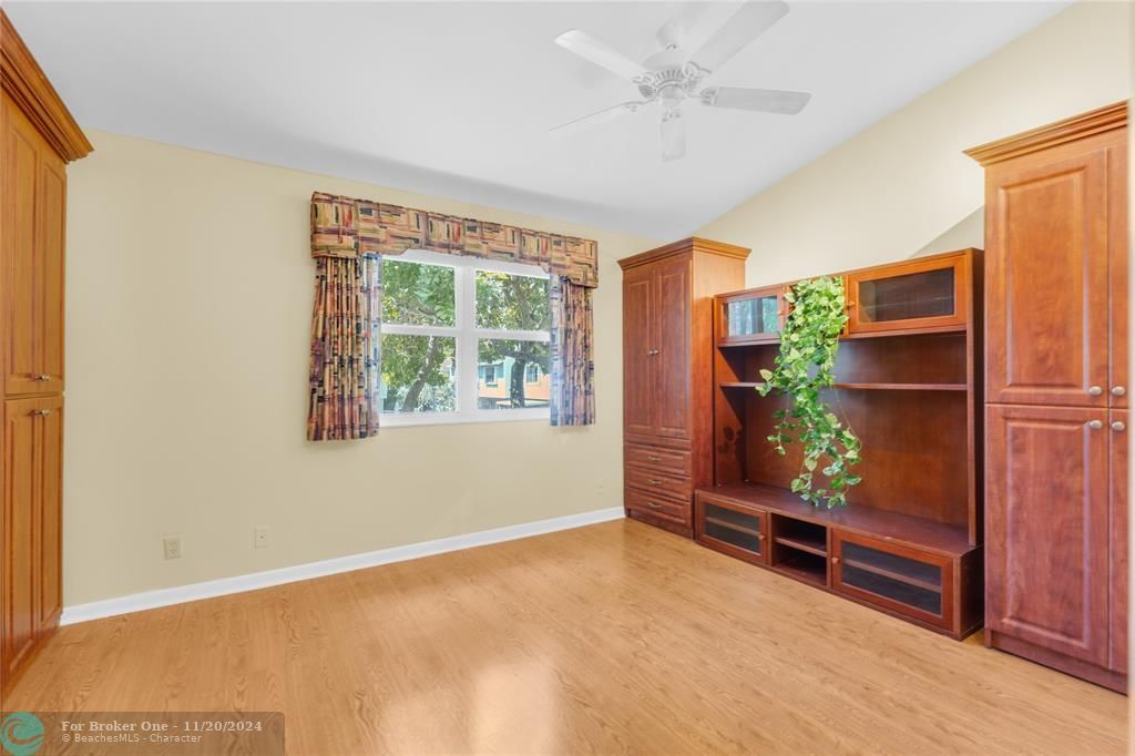 For Sale: $425,000 (2 beds, 1 baths, 1060 Square Feet)