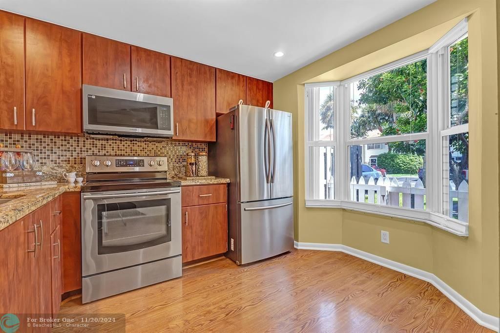 For Sale: $425,000 (2 beds, 1 baths, 1060 Square Feet)