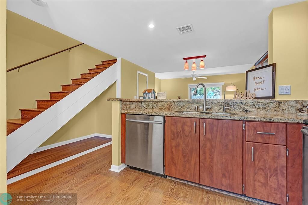 For Sale: $425,000 (2 beds, 1 baths, 1060 Square Feet)