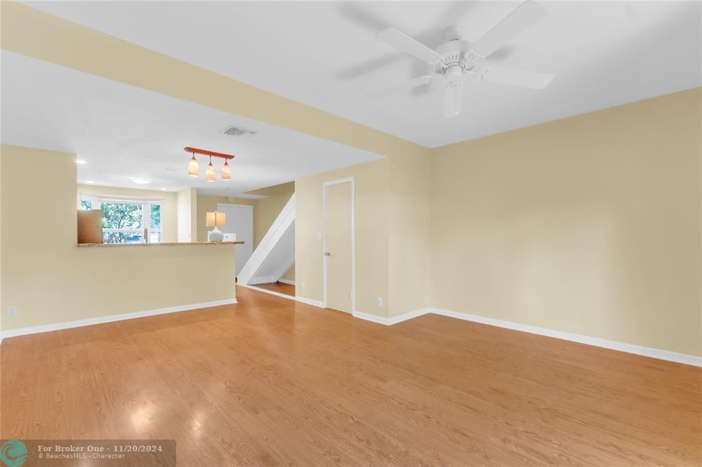 For Sale: $425,000 (2 beds, 1 baths, 1060 Square Feet)