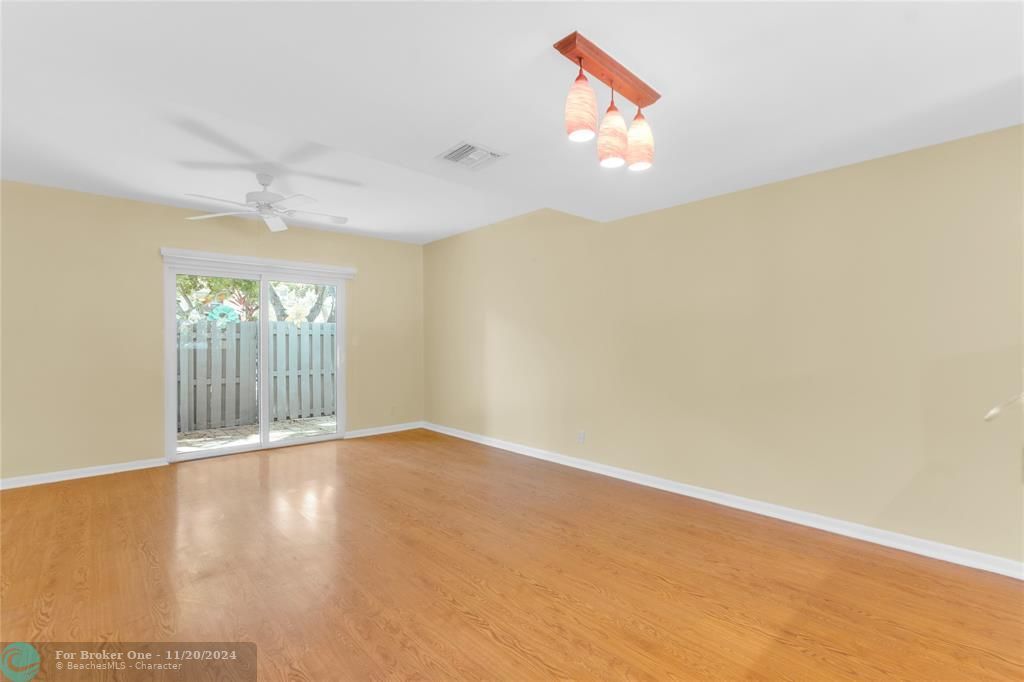 For Sale: $425,000 (2 beds, 1 baths, 1060 Square Feet)