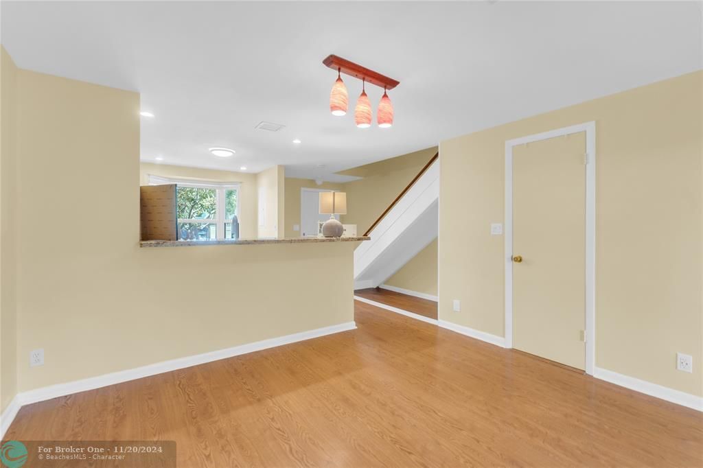 For Sale: $425,000 (2 beds, 1 baths, 1060 Square Feet)