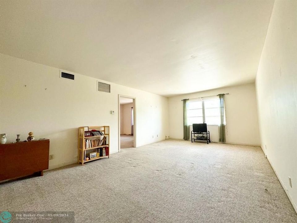 Active With Contract: $190,000 (1 beds, 1 baths, 750 Square Feet)