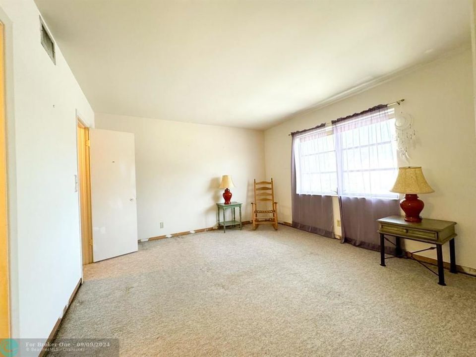 Active With Contract: $190,000 (1 beds, 1 baths, 750 Square Feet)