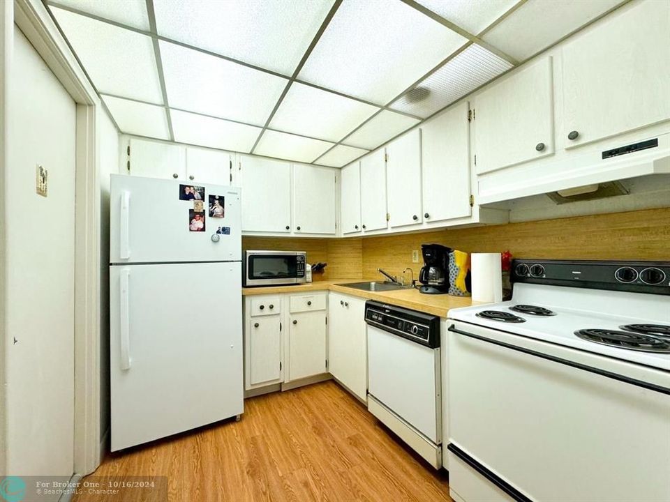 Active With Contract: $190,000 (1 beds, 1 baths, 750 Square Feet)