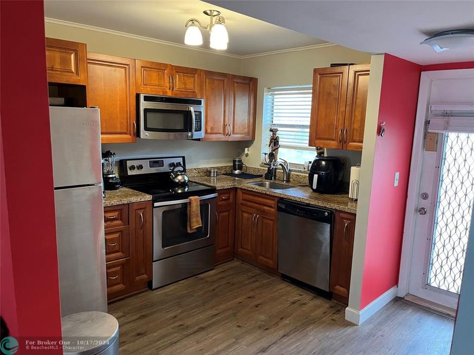 For Sale: $129,900 (2 beds, 2 baths, 850 Square Feet)