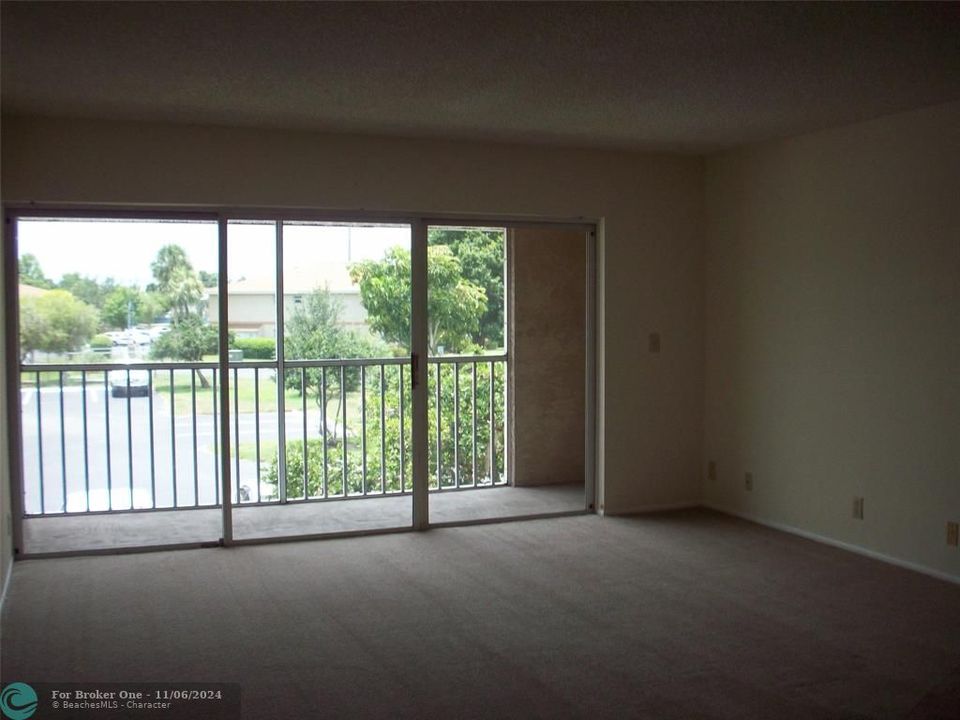 For Rent: $1,400 (1 beds, 1 baths, 705 Square Feet)