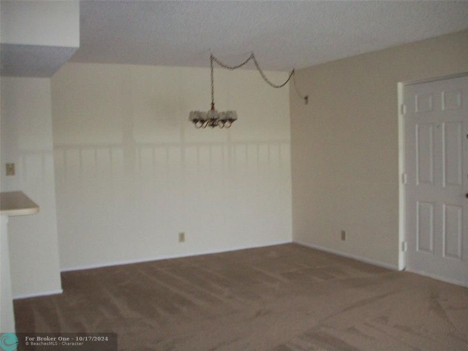 For Rent: $1,400 (1 beds, 1 baths, 705 Square Feet)