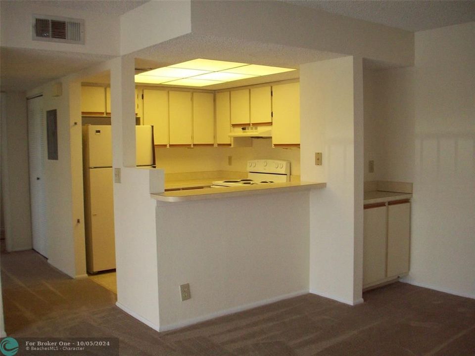 For Rent: $1,400 (1 beds, 1 baths, 705 Square Feet)