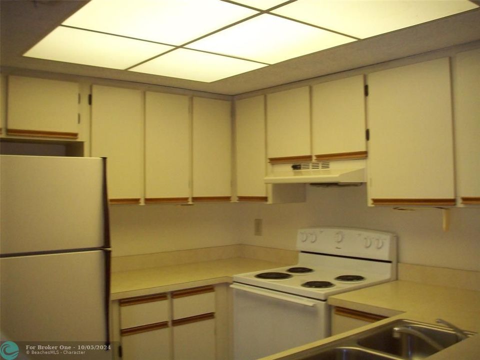 For Rent: $1,400 (1 beds, 1 baths, 705 Square Feet)