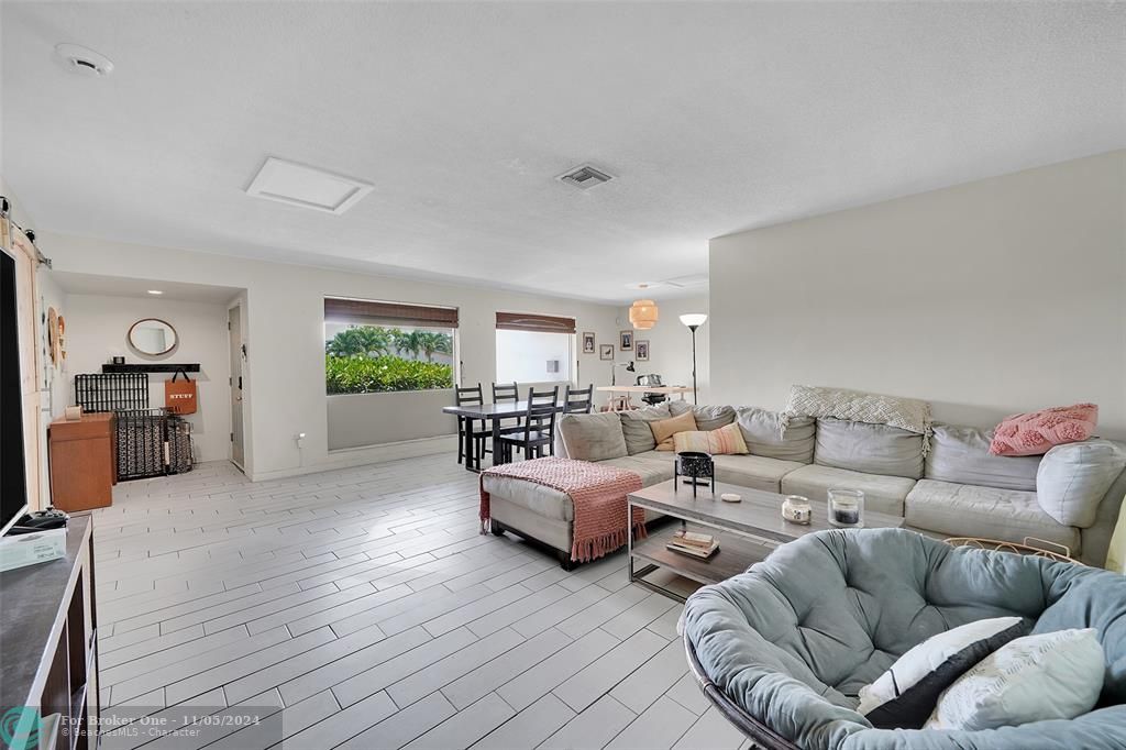 Recently Sold: $550,000 (4 beds, 2 baths, 1932 Square Feet)