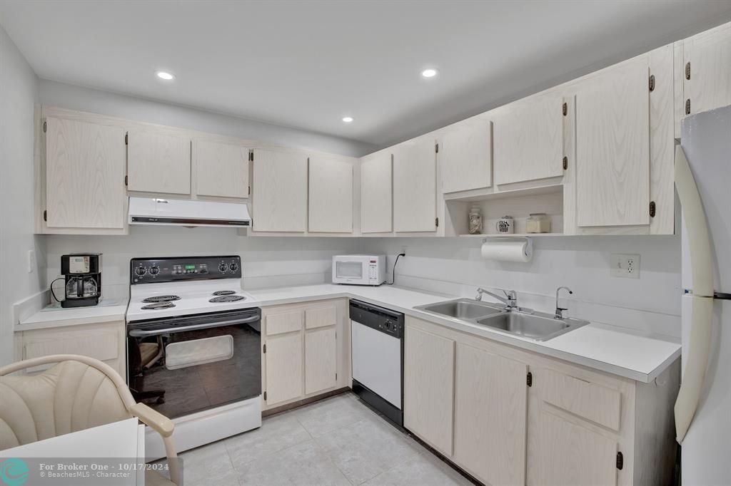 For Sale: $419,000 (2 beds, 2 baths, 1125 Square Feet)