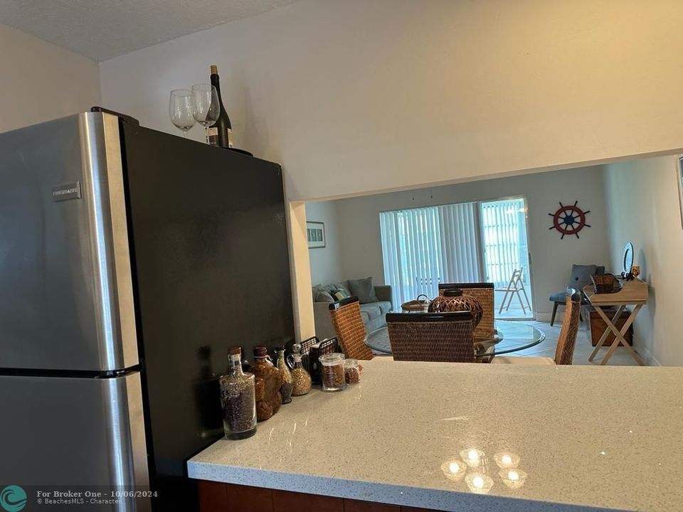 For Sale: $199,000 (2 beds, 2 baths, 990 Square Feet)