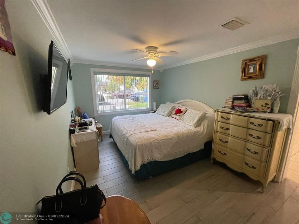 Recently Sold: $410,000 (3 beds, 1 baths, 1076 Square Feet)