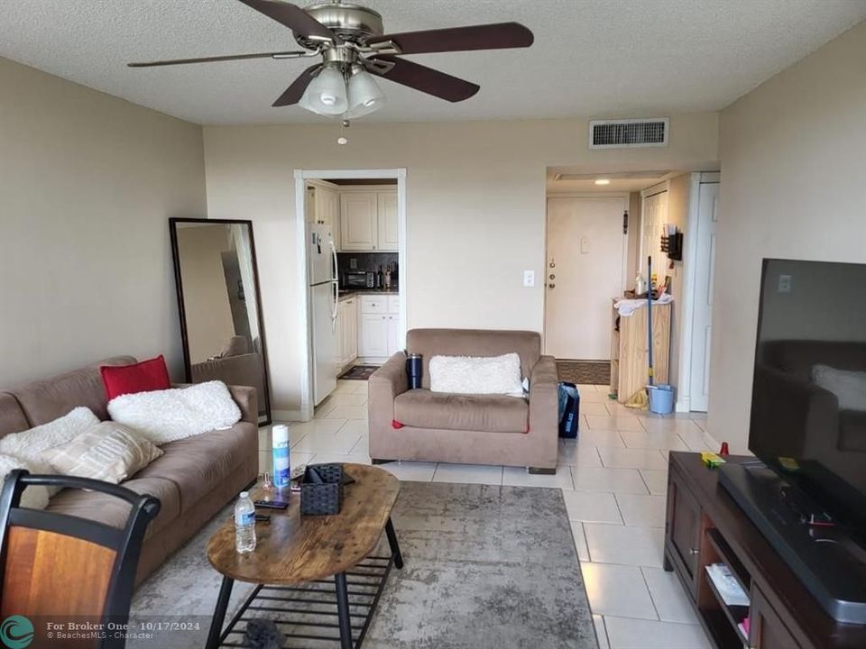 For Sale: $174,999 (1 beds, 1 baths, 780 Square Feet)