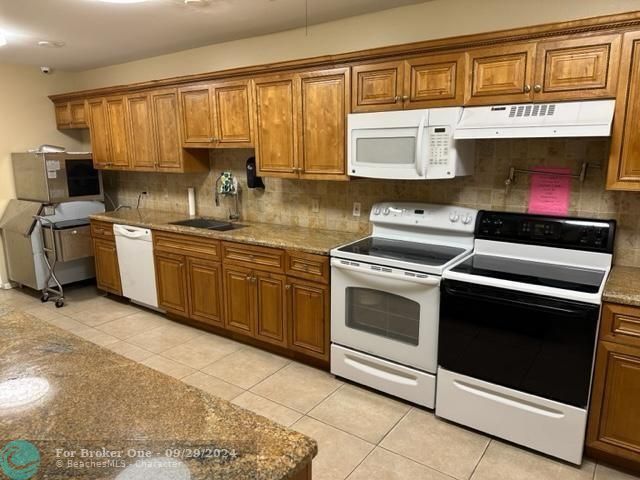 For Sale: $119,900 (2 beds, 2 baths, 990 Square Feet)