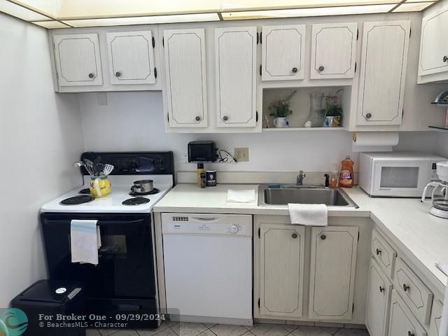 For Sale: $119,900 (2 beds, 2 baths, 990 Square Feet)