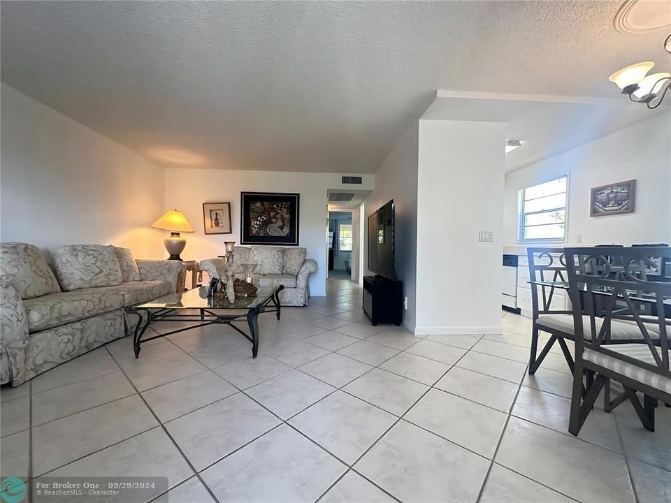 For Sale: $169,500 (2 beds, 1 baths, 841 Square Feet)