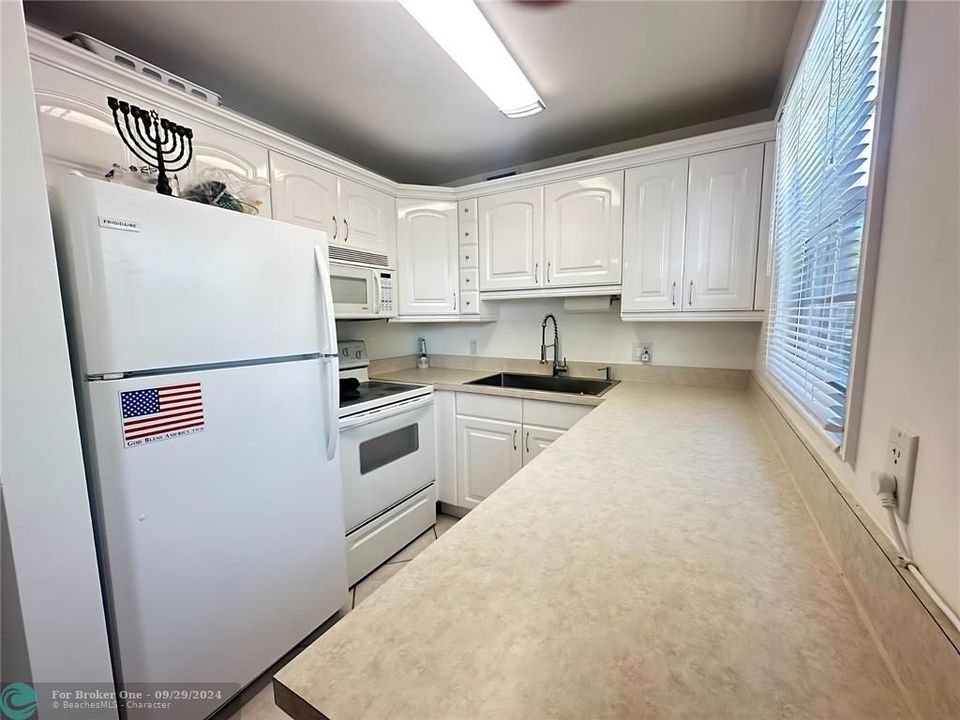 For Sale: $169,500 (2 beds, 1 baths, 841 Square Feet)