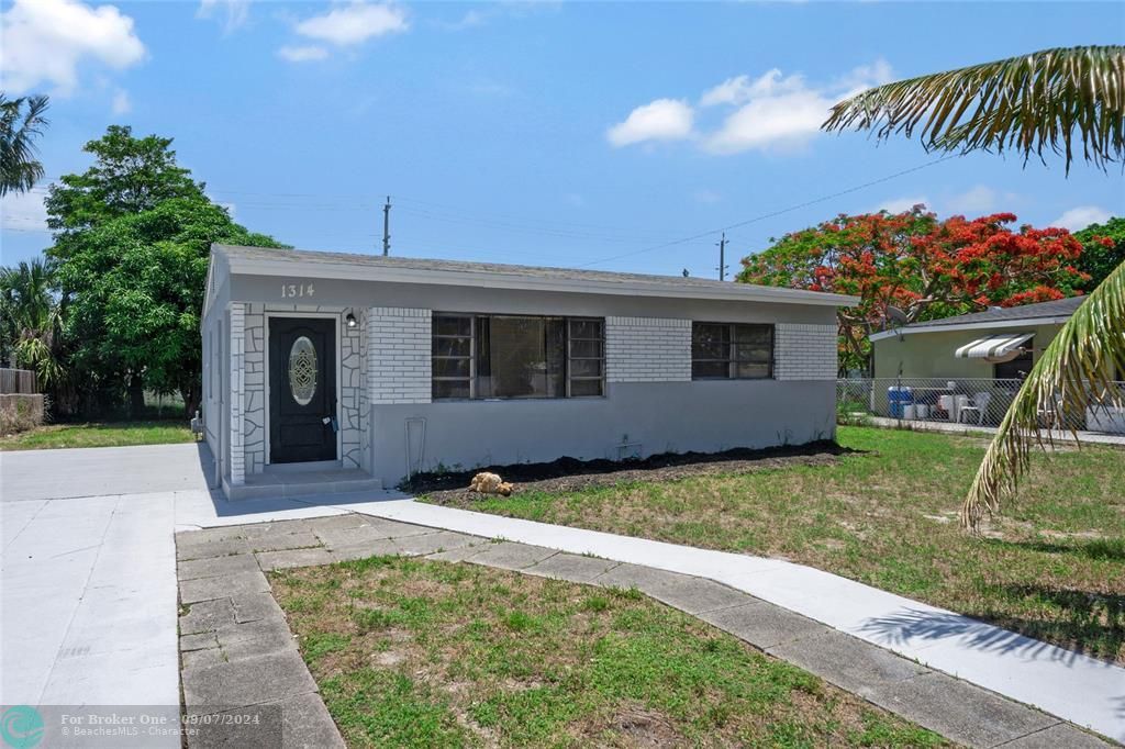 Active With Contract: $350,000 (2 beds, 1 baths, 769 Square Feet)