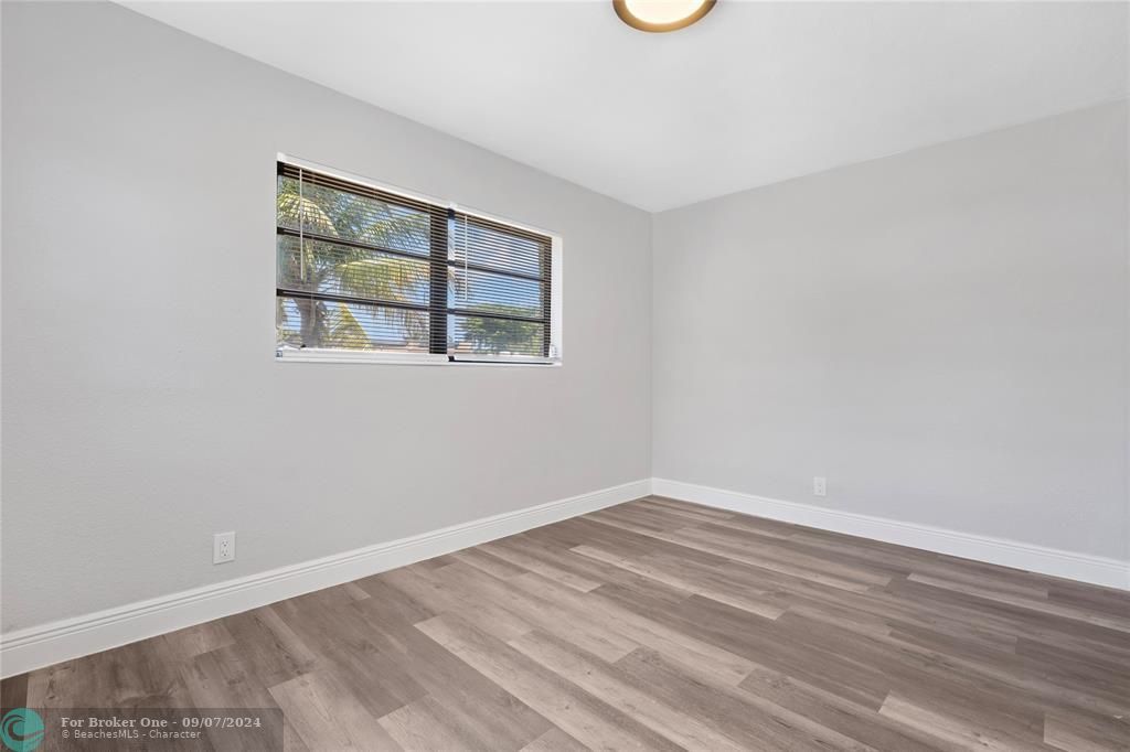 Active With Contract: $350,000 (2 beds, 1 baths, 769 Square Feet)