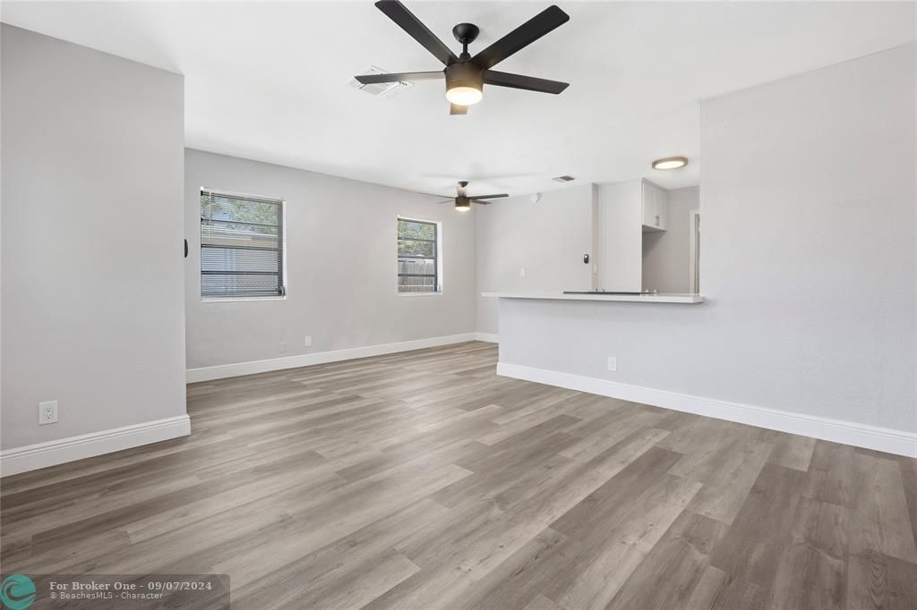 Active With Contract: $350,000 (2 beds, 1 baths, 769 Square Feet)