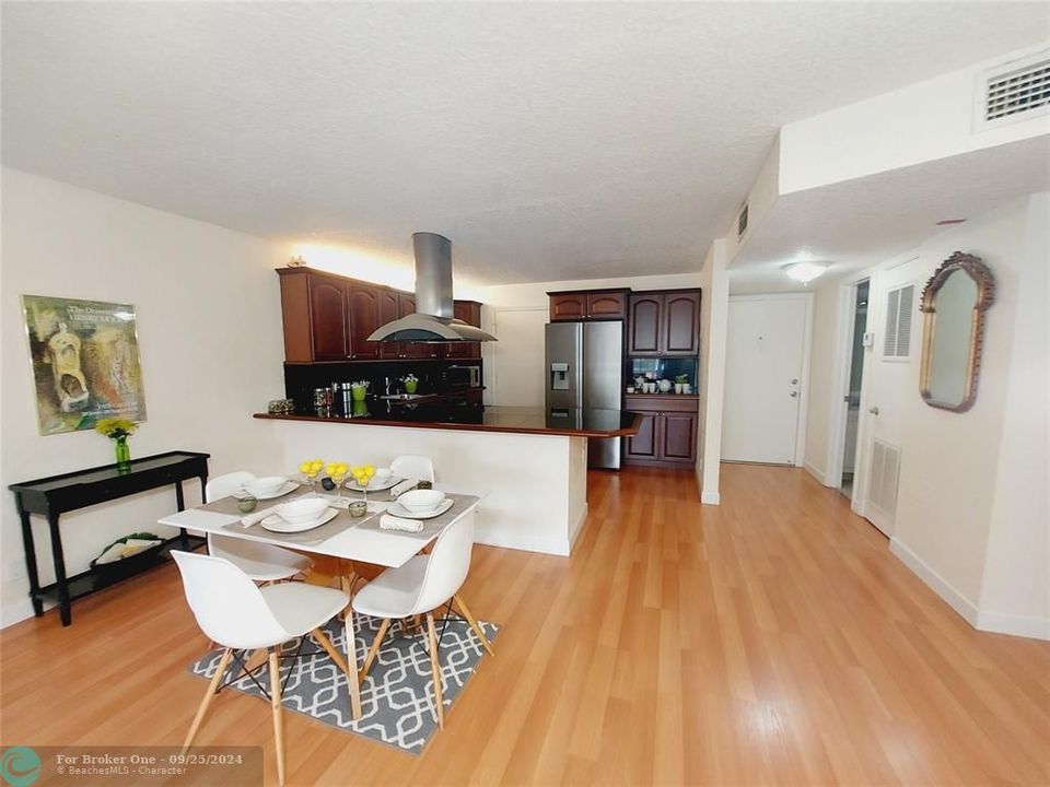 Active With Contract: $1,875 (1 beds, 1 baths, 960 Square Feet)