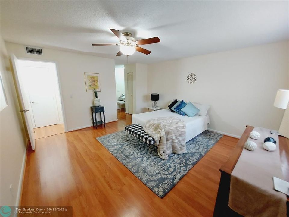 Active With Contract: $1,875 (1 beds, 1 baths, 960 Square Feet)