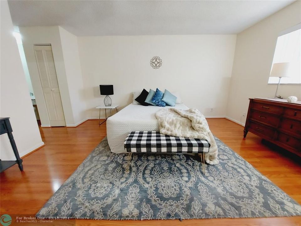 Active With Contract: $1,875 (1 beds, 1 baths, 960 Square Feet)