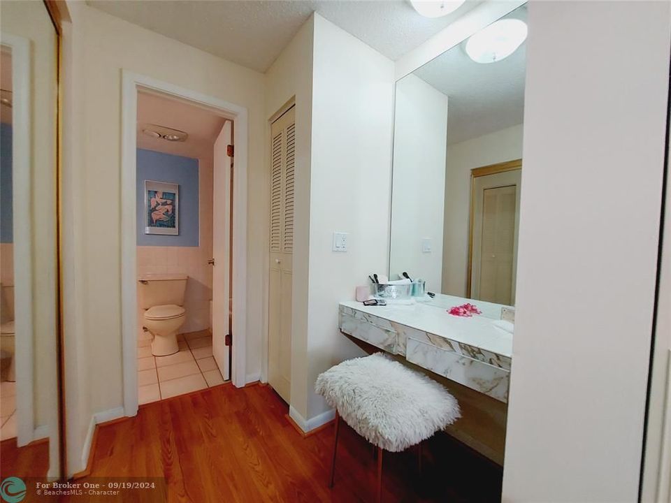 Active With Contract: $1,875 (1 beds, 1 baths, 960 Square Feet)