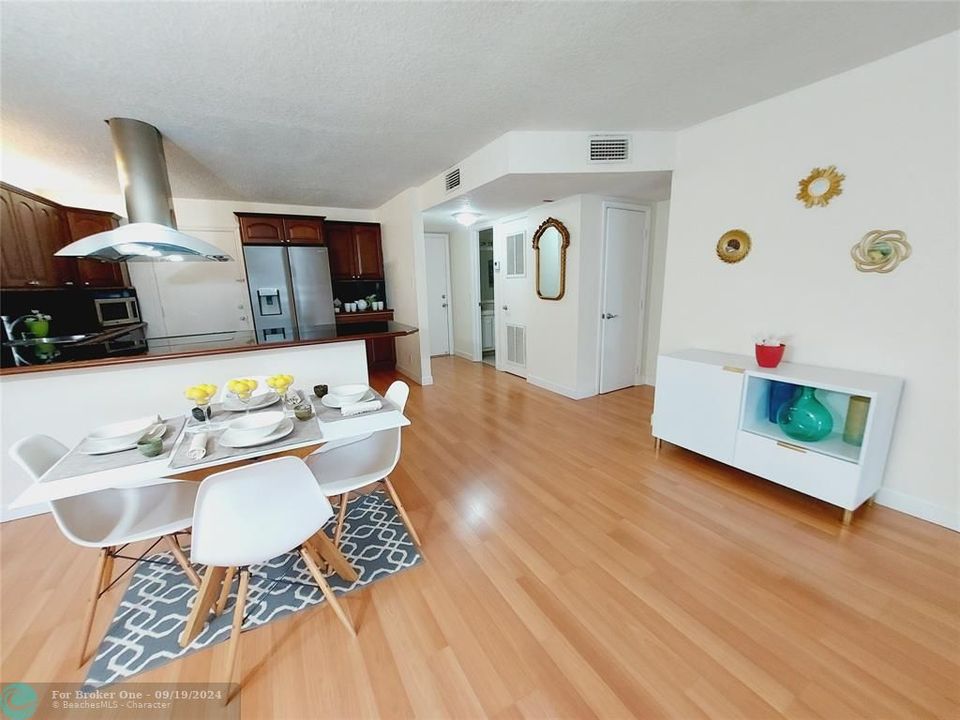 Active With Contract: $1,875 (1 beds, 1 baths, 960 Square Feet)