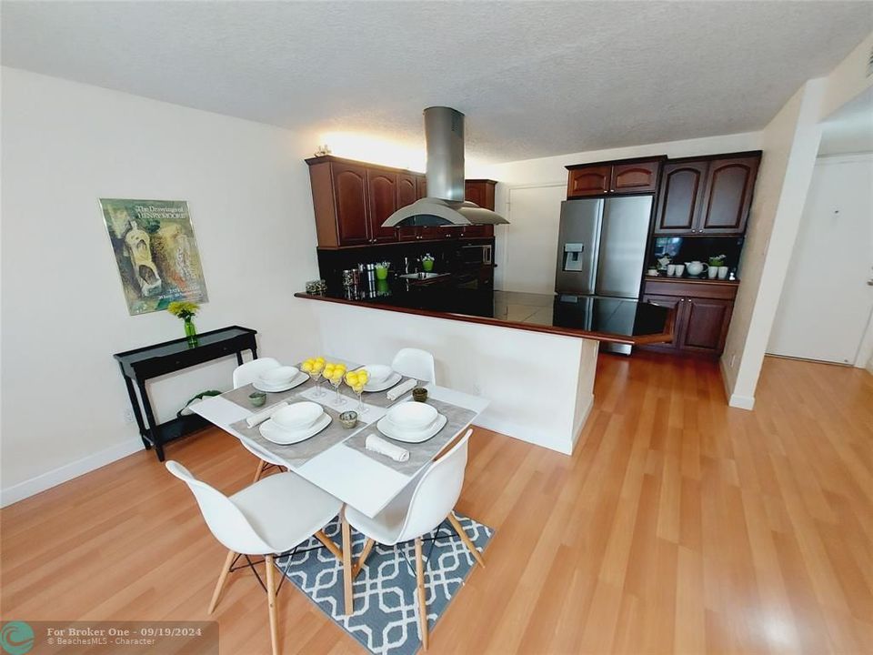 Active With Contract: $1,875 (1 beds, 1 baths, 960 Square Feet)