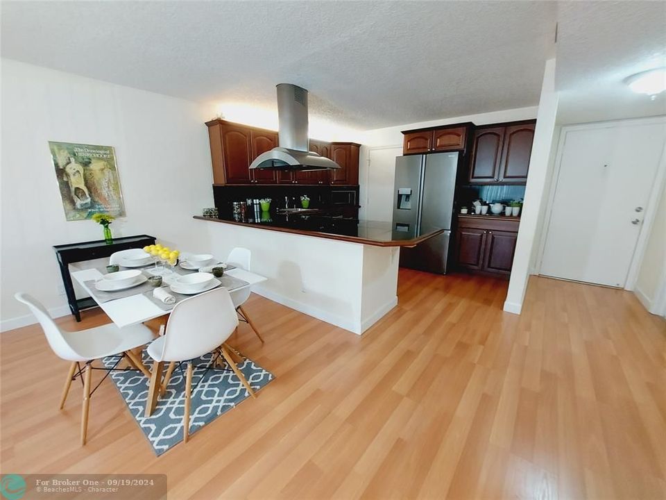 Active With Contract: $1,875 (1 beds, 1 baths, 960 Square Feet)