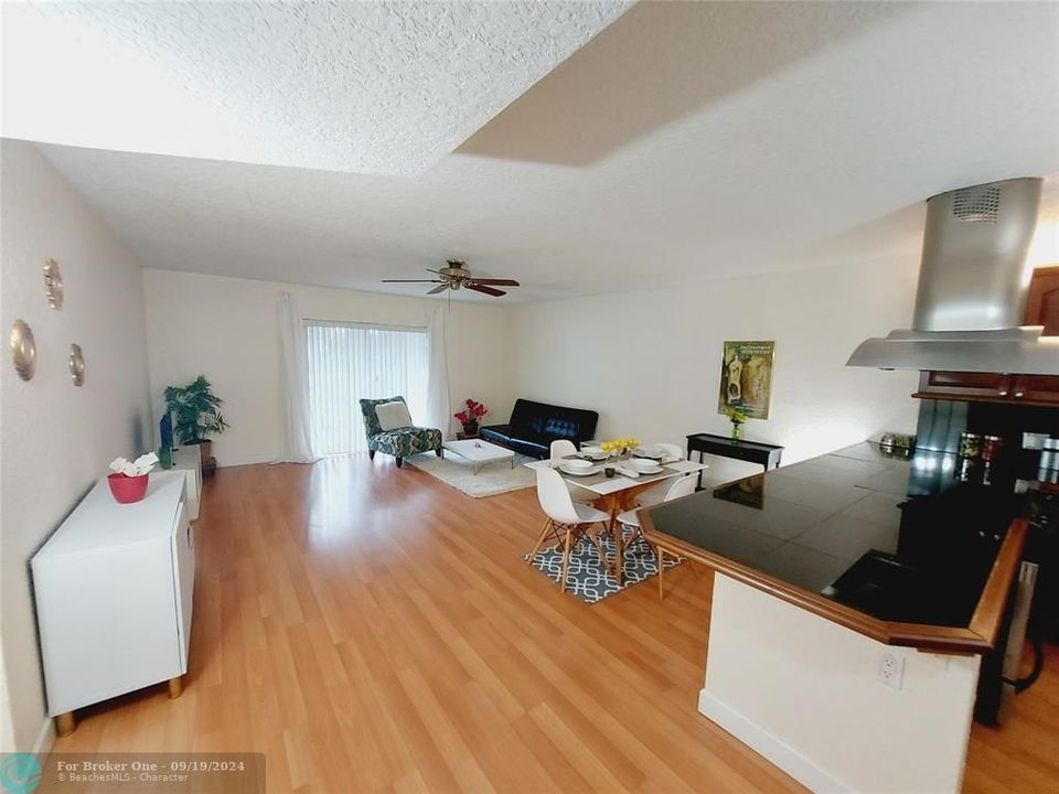 Active With Contract: $1,875 (1 beds, 1 baths, 960 Square Feet)