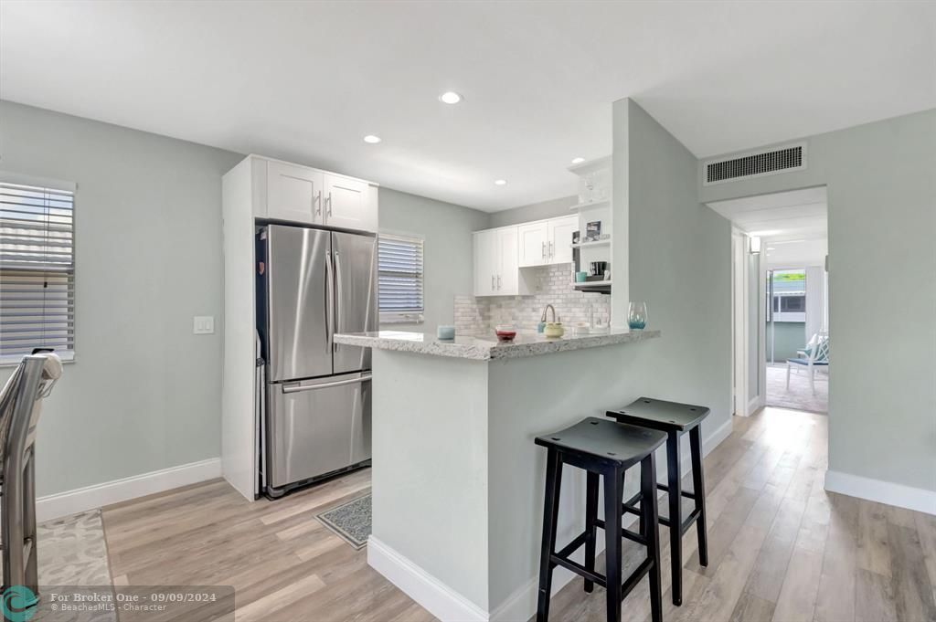 For Sale: $198,988 (2 beds, 2 baths, 883 Square Feet)