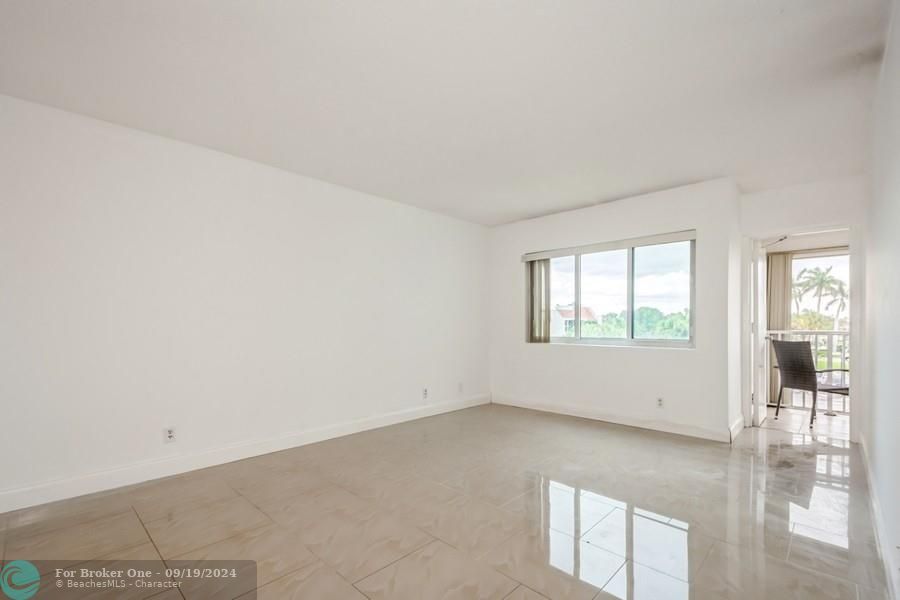 For Sale: $300,000 (2 beds, 2 baths, 1090 Square Feet)