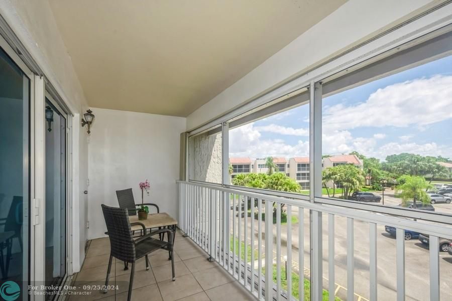 For Sale: $300,000 (2 beds, 2 baths, 1090 Square Feet)