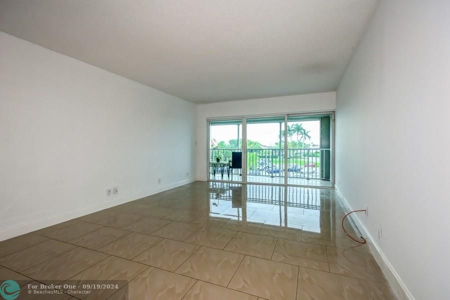 For Sale: $300,000 (2 beds, 2 baths, 1090 Square Feet)