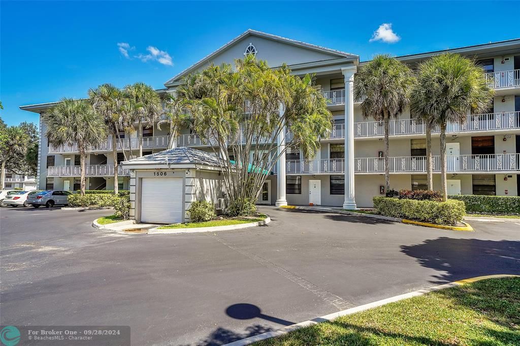 Active With Contract: $2,700 (2 beds, 2 baths, 1385 Square Feet)