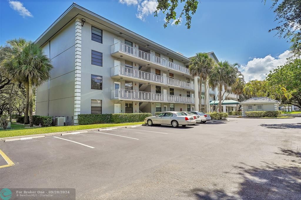 Active With Contract: $2,700 (2 beds, 2 baths, 1385 Square Feet)