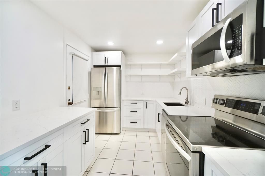 Active With Contract: $249,000 (2 beds, 2 baths, 1083 Square Feet)