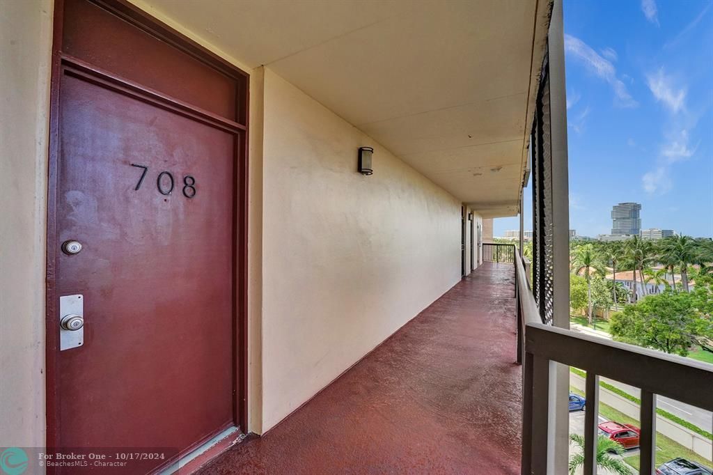 Active With Contract: $249,000 (2 beds, 2 baths, 1083 Square Feet)